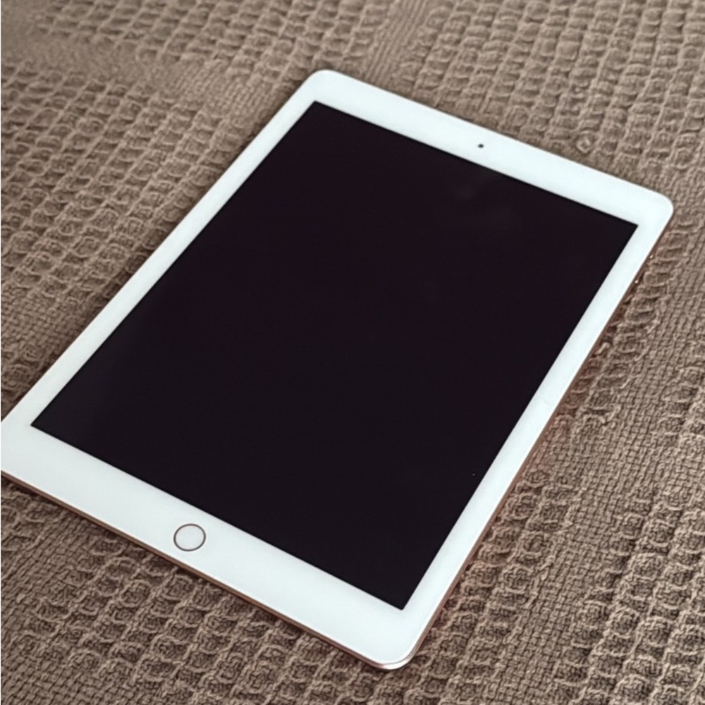 Apple IPAD - White and ROSE GOLD